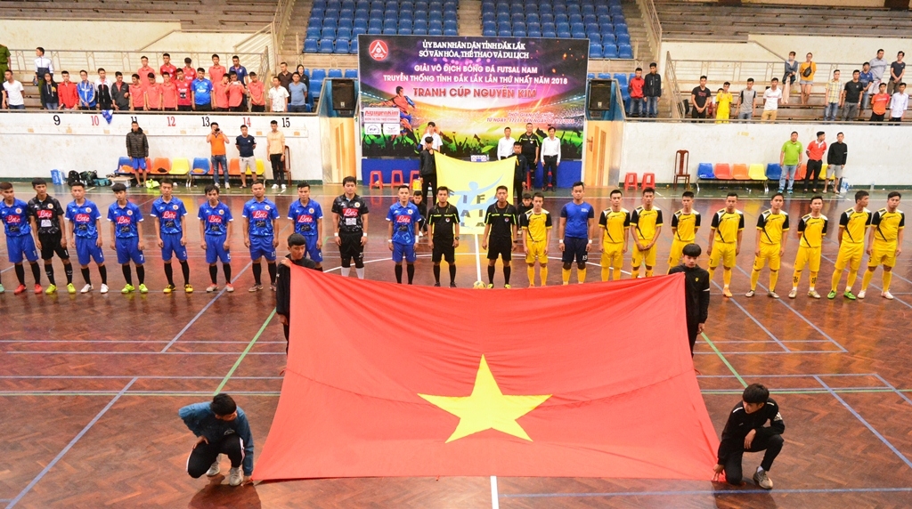 Hai đội làm lễ Chào cờ trước trận chung kết.