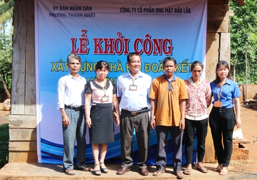 Đại diện UBND, Ủy ban MTTQ Việt Nam phường Thành Nhất tại buổi lễ khởi công xây dựng nhà Đại đoàn kết cho gia đình ông Y Uin Kpơr