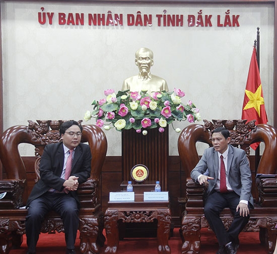 Phó Chủ tịch UBND tỉnh Nguyễn Tuấn Hà trao đôỉ với đoàn công tác
