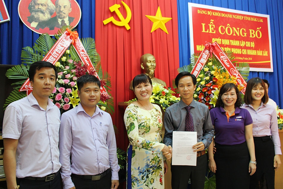 Lễ công bố quyết định thành lập Chi bộ Ngân hàng TMCP Tiên Phong - Chi nhánh Đắk Lắk. 