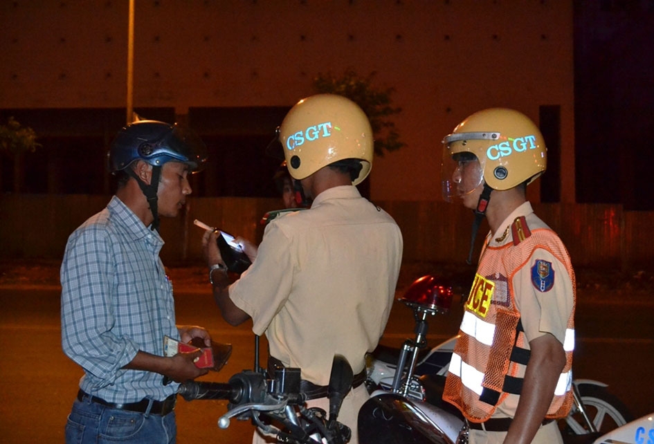 Lực lượng Cảnh sát giao thông tỉnh tiến hành đo nồng độ cồn người điều khiển phương tiện trên địa bàn  TP. Buôn Ma Thuột. 