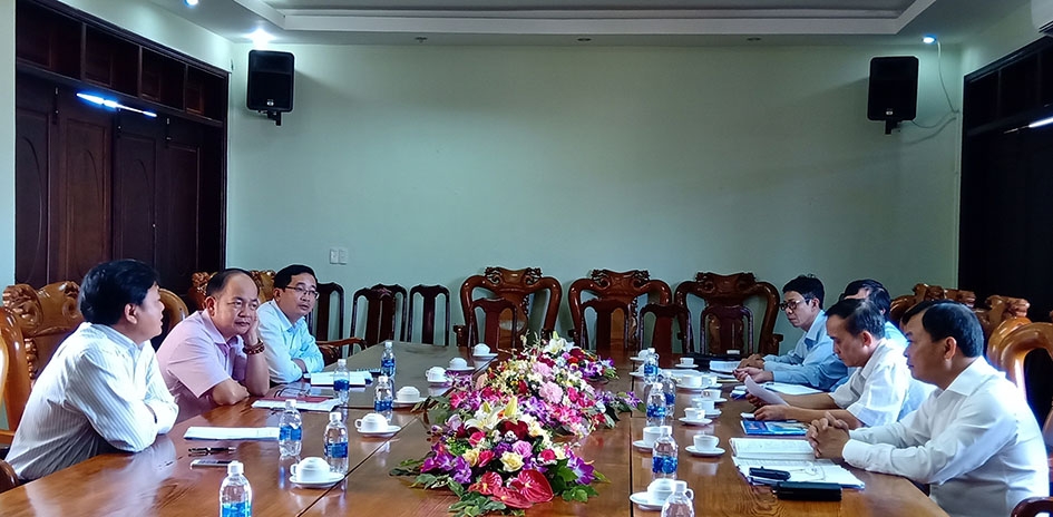 Đoàn đôn đốc thu hồi nợ thuế do Cục trưởng Cục Thuế tỉnh Bùi Văn Chuẩn làm Trưởng đoàn làm việc trực tiếp tại một doanh nghiệp  trên địa bàn huyện Krông Pắc.  