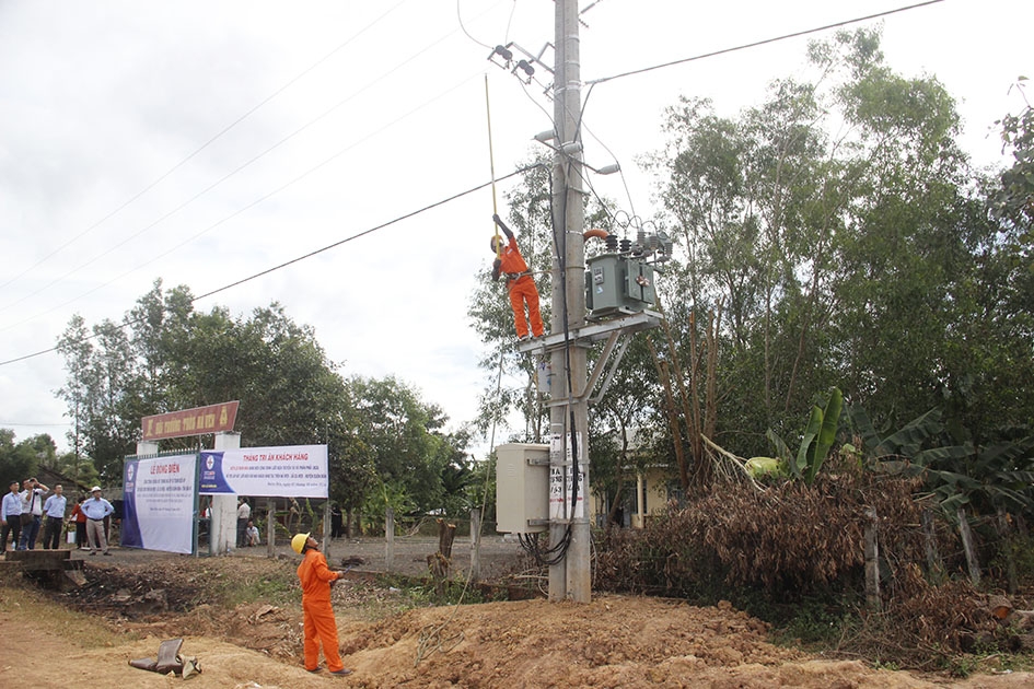 Thực hiện đóng điện, chính thức hòa lưới điện quốc gia cho người dân thôn Nà Ven.