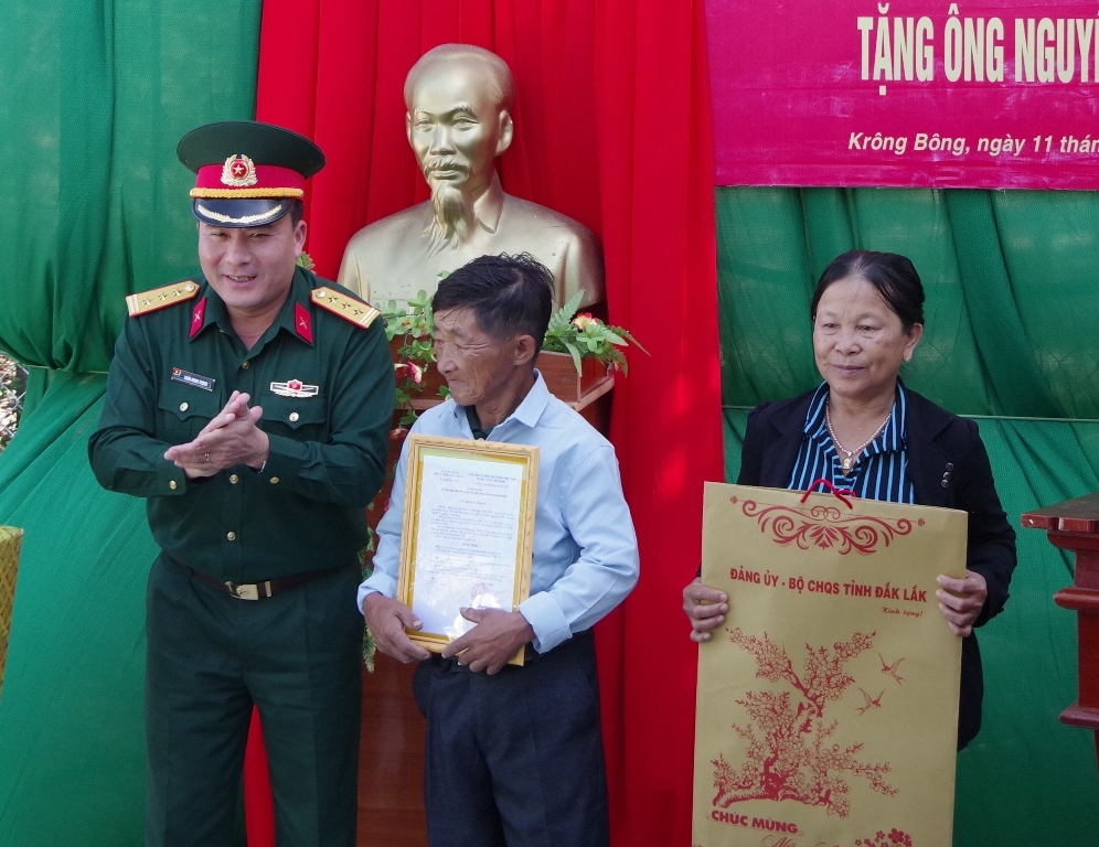 Thượng tá Trần Minh Trọng, Chính ủy Bộ Chỉ huy Quân sự tỉnh trao quyết định tặng nhà cho ông