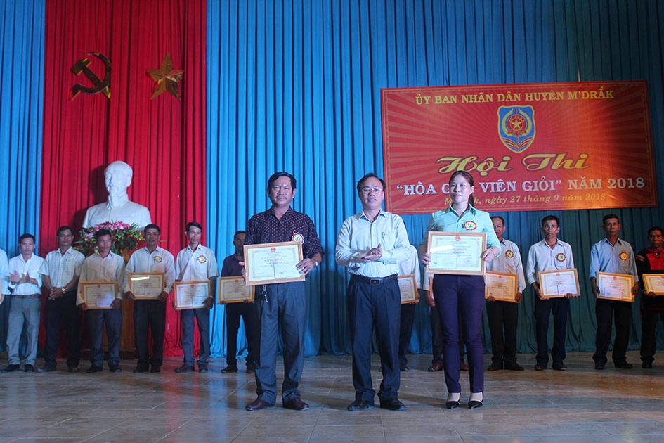 Anh Vi Ngọc Hùng (hàng đầu, ngoài cùng bên trái), Trưởng Ban công tác Mặt trận buôn Hí, xã Cư Mta được Chủ tịch UBND huyện tặng giấy khen trong Hội thi hòa giải viên cơ sở giỏi năm 2018.