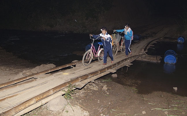 Trong màn sương đêm, học trò làng Mông phải băng qua cây cầu tạm đến lớp.
