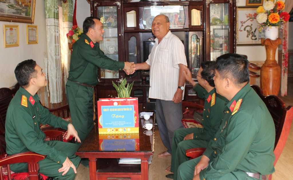 Đoàn công tác do Thượng tá Trần Minh Trọng, Chính ủy Bộ Chỉ huy Quân sự tỉnh đến thăm, tặng quà