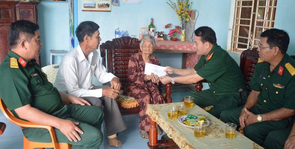 Thượng tá Trần Minh Trọng trao quà tặng Mẹ Việt Nam anh hùng Đặng Thị Lịch