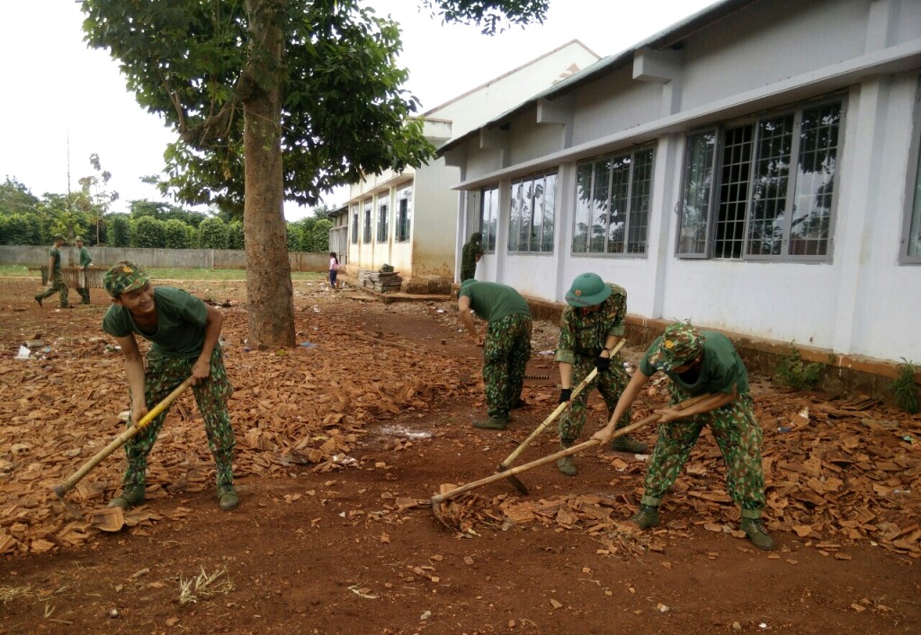Các chiến sĩ dọn vệ sinh trong khuôn viên Trường Tiểu học Mạc Thị Bưởi. Ảnh: N.Sơn