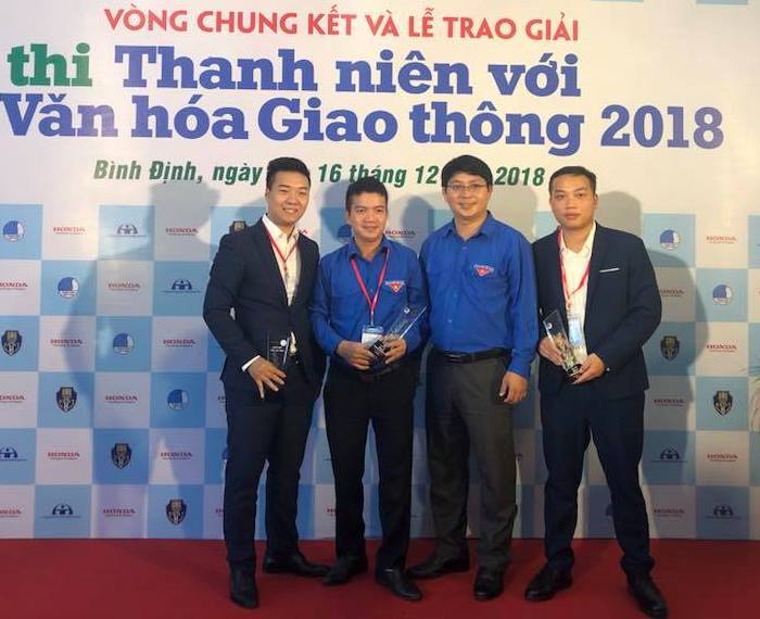 Đại diện Công ty Honda Việt Nam cũng trao tặng kỷ niệm chương cho đại diện của 5 tỉnh/thành Đoàn xuất sắc nhất vì đã có nhiều nỗ lực trong việc triển khai các hoạt động đào tạo Đoàn viên thanh niên và tổ chức tốt cuộc thi năm 2018 tại địa phương