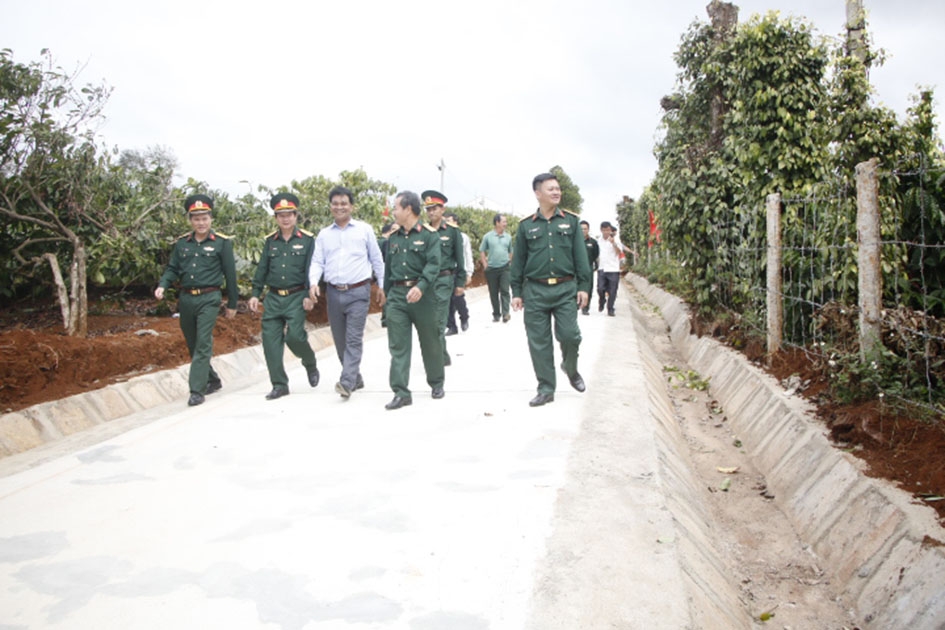Cán bộ, chiến sĩ Công ty TNHH MTV Cà phê 15 cùng người dân thôn Đắk Hà Đông tham quan tuyến đường mới. 