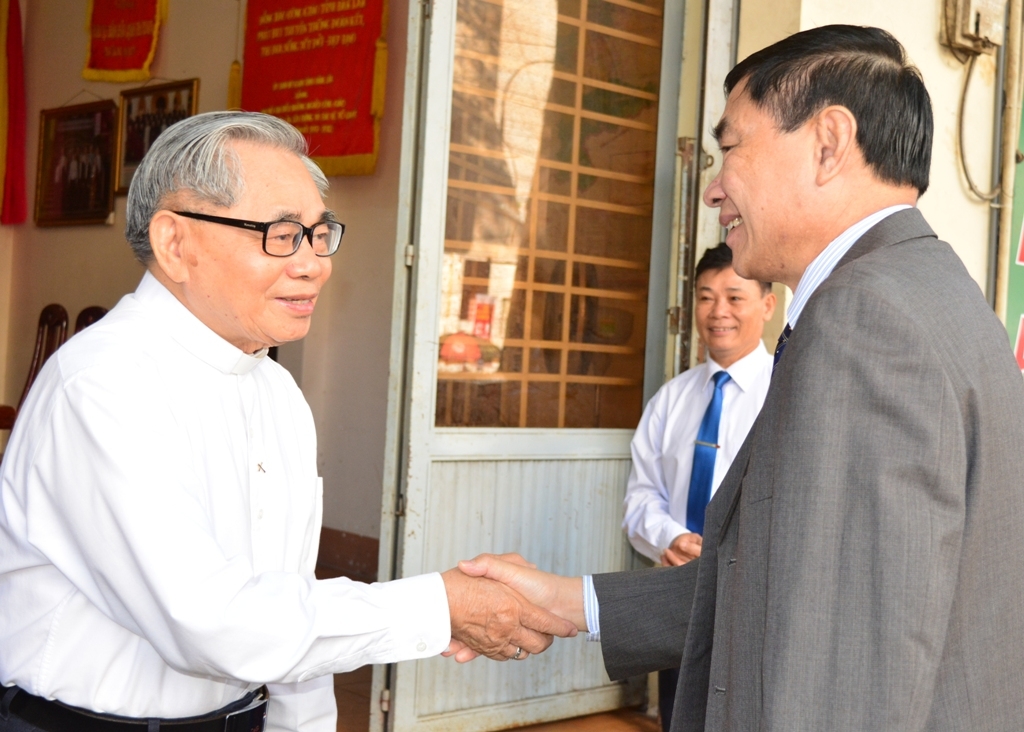 Linh mục Vũ Thang Lịch, Chỉ tịch Ủy ban Đoàn kết Công giáo tỉnh (trái) cảm ơn sự quan tâm của Tỉnh ủy, UBND tỉnh, Ủy ban MTTQ Việt Nam tỉnh.