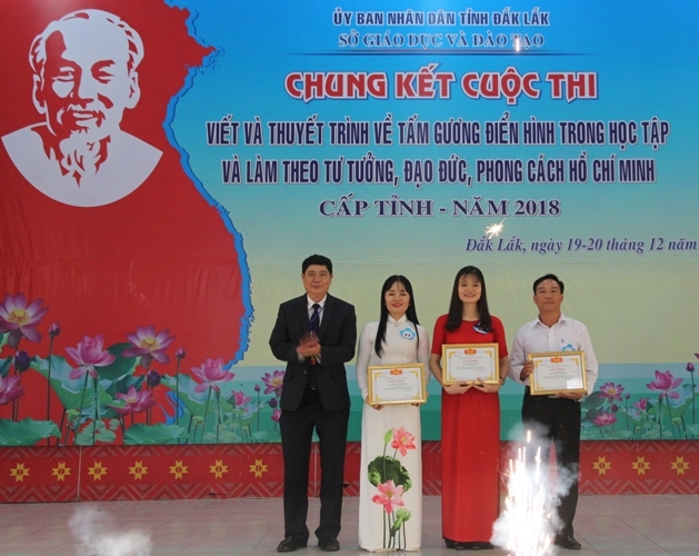 Giám đốc Sở GD-ĐT Phạm Đăng Khoa trao Giấy khen tặng các giáo viên đạt giải Nhất của cuộc thi. 