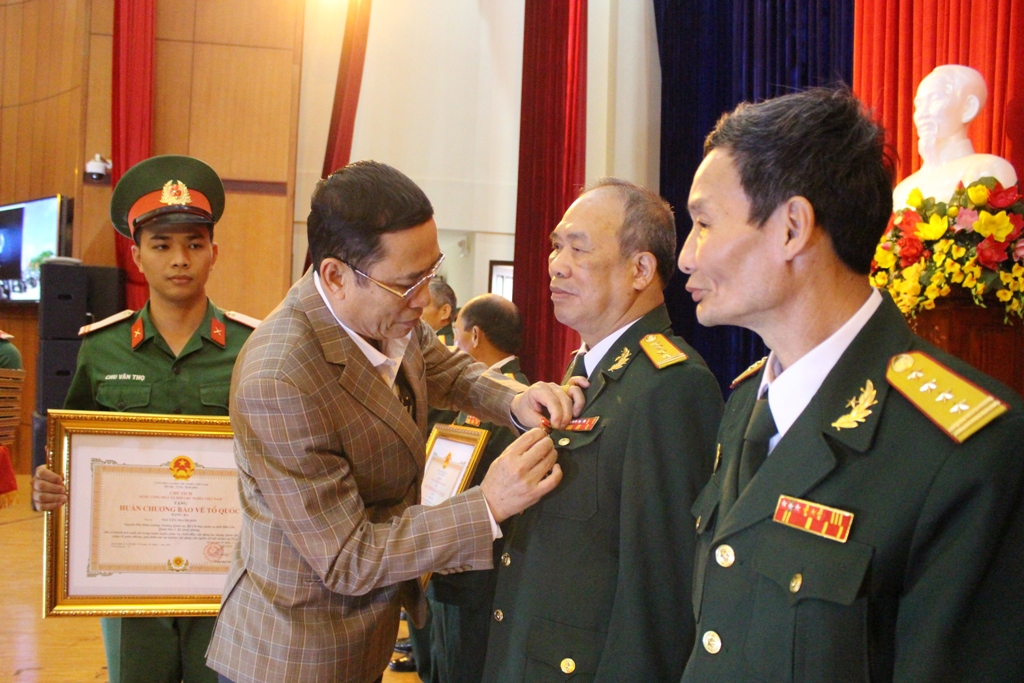 Thừa ủy quyền của Chủ tịch nước, Phó Chủ tịch UBND tỉnh Võ Văn Cảnh gắn Huân chương 