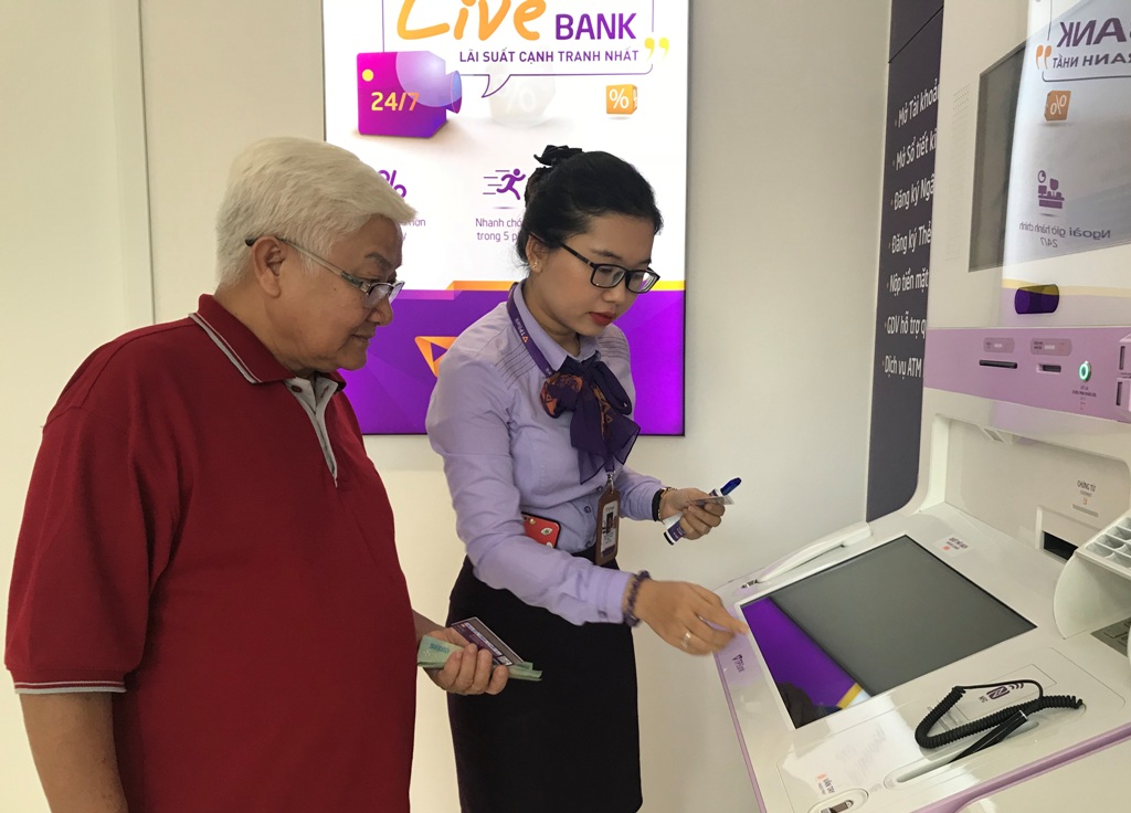 Nhân viên Ngân hàng TMCP Tiên Phong Chi nhánh Đắk Lắk hướng dẫn khách hàng sử dụng dịch vụ thẻ của đơn vị