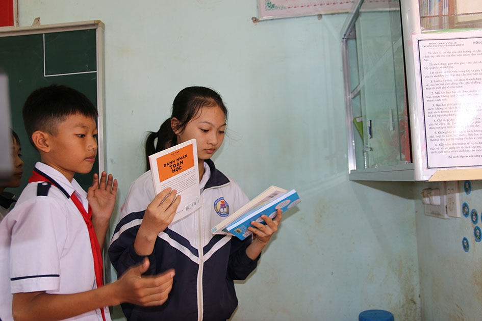Các em học sinh Trường THCS Nguyễn Bỉnh Khiêm tìm đọc sách tại 