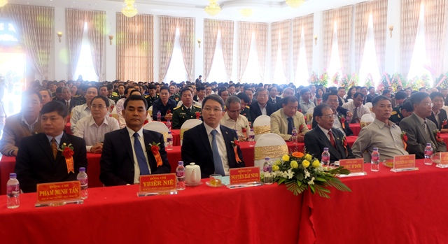 Các đồng chí lãnh đạo Tỉnh ủy, HĐND tỉnh, UBND tỉnh về tham dự lễ kỷ niệm