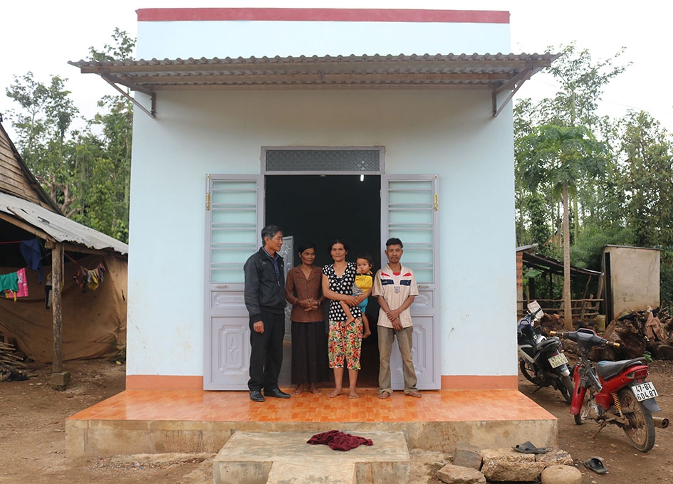 Gia đình anh Y Đun Hđơk (buôn H’ra Ea Tlá, xã Đray Bhăng) được Giáo xứ Kim Phát  hỗ trợ  xây dựng nhà  Tình thương. 