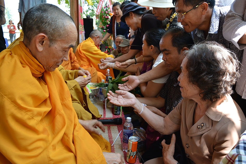 Nghi thức buộc chỉ tay, cầu chúc may mắn trong năm mới của người Lào.