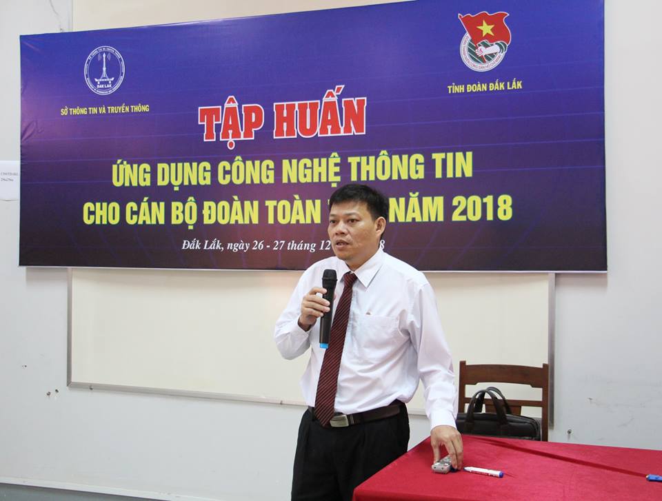 Hình 3: Đồng chí RaLan Trương Thanh Hà – Phó Giám đốc Sở Thông tin và Truyền thông tỉnh truyền đạt nội dung về cuộc cách mạng công nghệ 4.0 tại lớp tập huấn