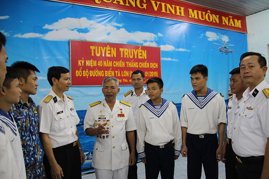 Trung tá Nguyễn Viết Chức (thứ hai từ trái sang), nguyên thuyền trưởng tàu HQ-07 kể chuyện đánh địch trong chiến dịch Tà Lơn trên biển năm 1979. 