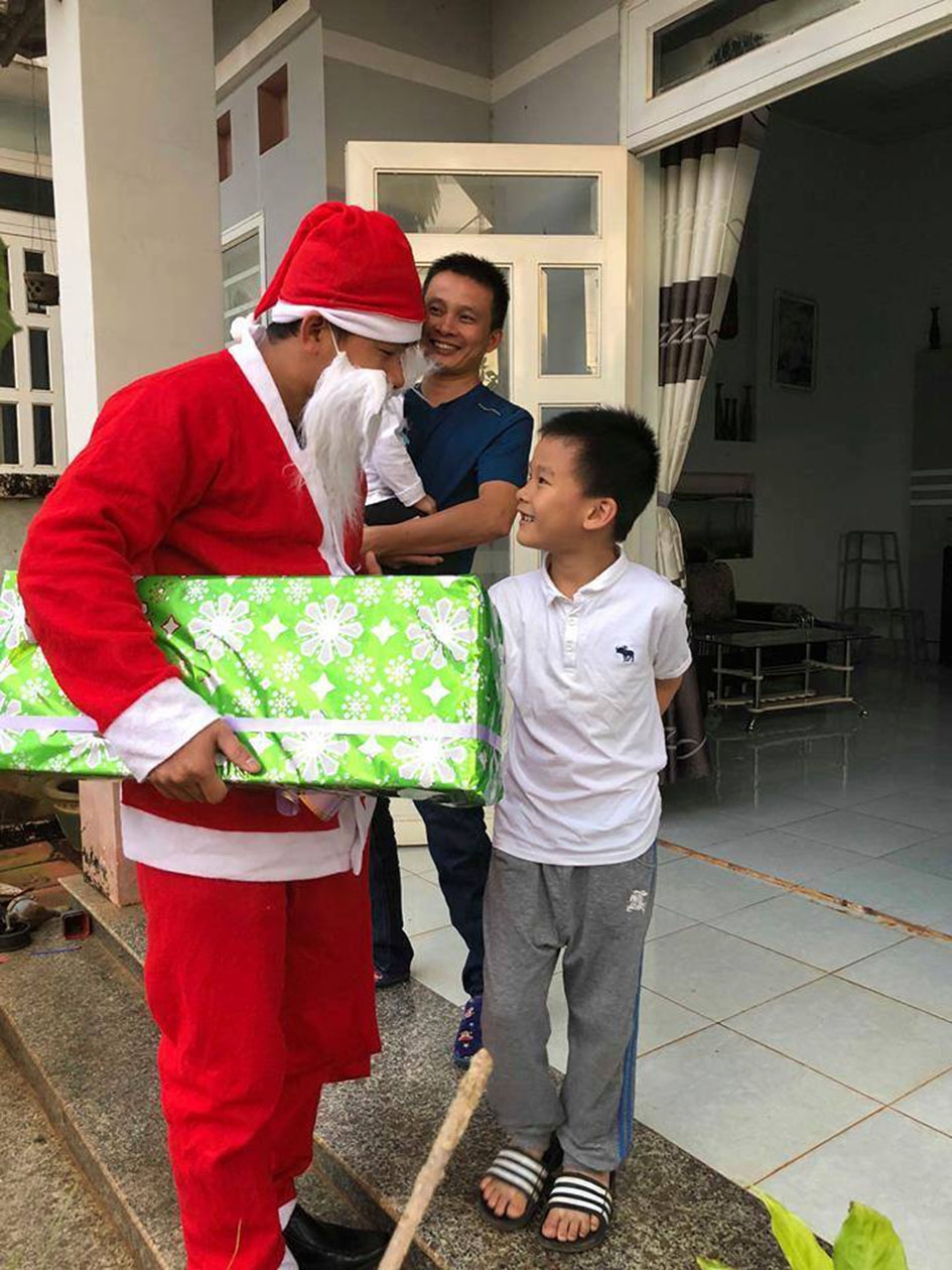 Dịch vụ ông già Noel tặng quà tận nhà được nhiều gia đình lựa chọn.    