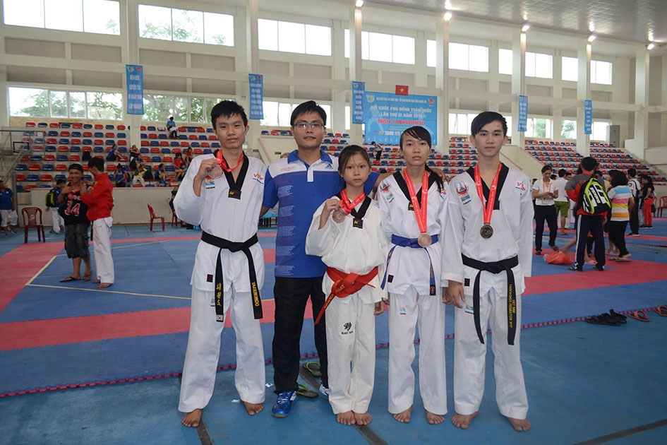 Thầy Mai  Văn Chuyền (thứ hai từ trái sang) và các học sinh  đoạt huy chương  trong Hội khỏe Phù Đổng  toàn quốc  lần thứ IX  năm 2018.  