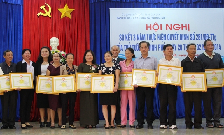 Các gia đình học tập tiêu biểu nhận Bằng khen của Trung ương Hội Khuyến học Việt Nam. 
