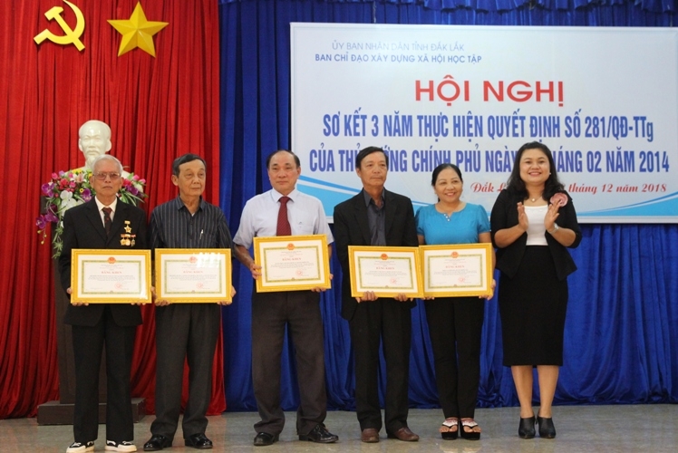 Phó Chủ tịch UBND tỉnh H’Yim Kđoh trao Bằng khen của UBND tỉnh tặng các tập thể tiêu biểu. 