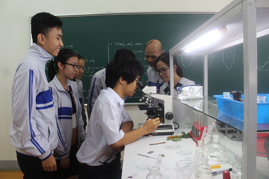 Đội tuyển  học sinh giỏi môn Sinh học của Trường THPT Chuyên  Nguyễn Du  thực hành  thí nghiệm. 