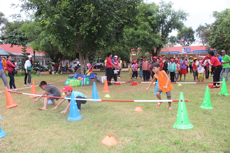 Các em học sinh Trường Tiểu học Trần Quốc Toản tham gia trò chơi vượt chướng ngại vật trong chương trình 