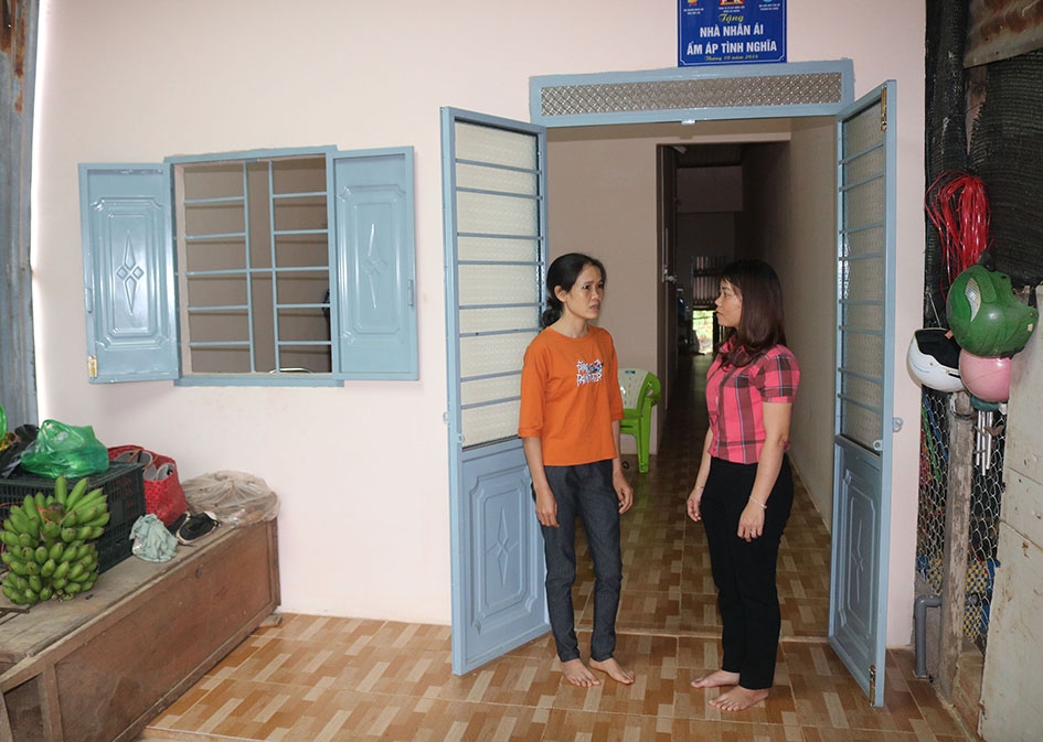 Chị Lê Thị Ngãi ở buôn Ky, phường  Thành Nhất (trái)  được Hội LHPN thành phố  hỗ trợ xây nhà. 