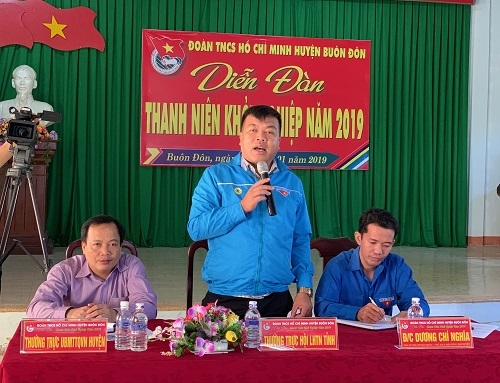 Phó Chủ tịch Thường trực Hội LHTN Việt Nam Phạm Trọng Phát trao đổi với đoàn viên thanh niên về xu thế khởi nghiệp hiện nay