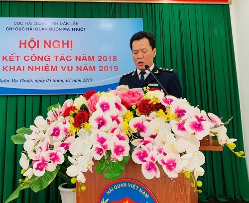 Phó Chi cục trưởng Chi cục Hải quan Buôn Ma Thuột  Lương Khắc Minh báo cáo tổng kết công tác năm 2018 và phương hướng nhiệm vụ năm 2019