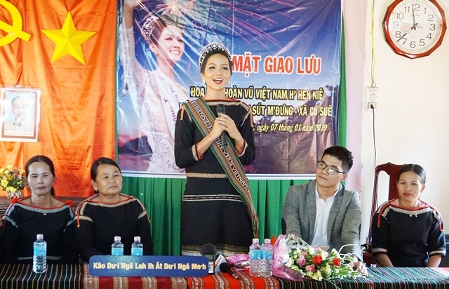 Hoa hậu Hoàn vũ H’Hen Niê chụp ảnh kỷ niệm cùng người dân buôn Sút M’đưng.