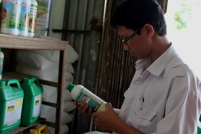Cán bộ ngành Nông nghiệp kiểm tra nhãn mác thuốc bảo vệ thực vật tại một cơ sở kinh doanh vật tư nông nghiệp trên địa bàn huyện M'Đrắk