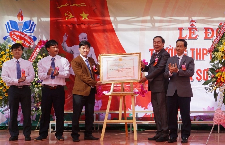 Thừa ủy quyền của UBND tỉnh, Phó Giám đốc Sở GD-ĐT Bùi Hữu Thành Cát  trao Bằng công nhận trường đạt chuẩn Quốc gia cho nhà trường.