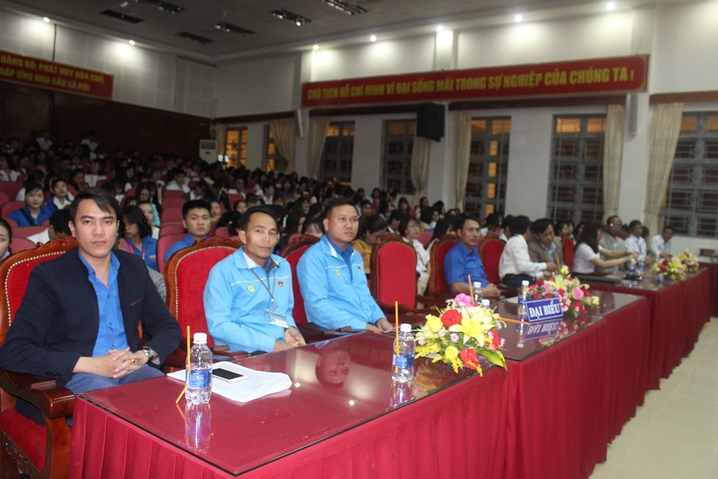 Đại biểu và sinh viên ôn lại truyền thống Hội Sinh viên Việt Nam.