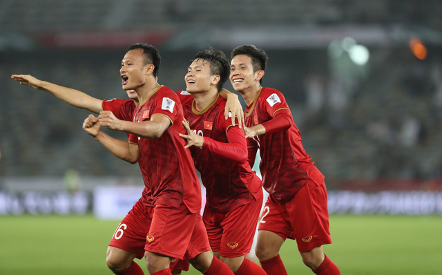Niềm vui của các cầu thủ Việt Nam khi có bàn thắng vươn lên dẫn trước Iraq.
