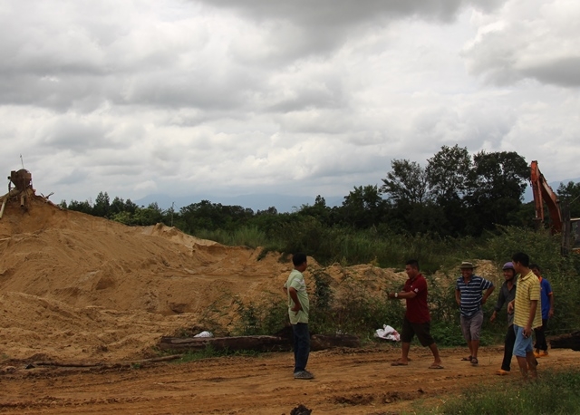 Một bãi tập kết khai thác cát tại xã Vụ Bổn, huyện Krông Pắc