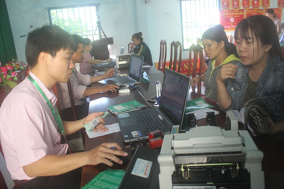 Người dân đến giao dịch tại điểm giao dịch Ngân hàng Chính sách xã hội xã Hòa Sơn, huyện Krông Bông