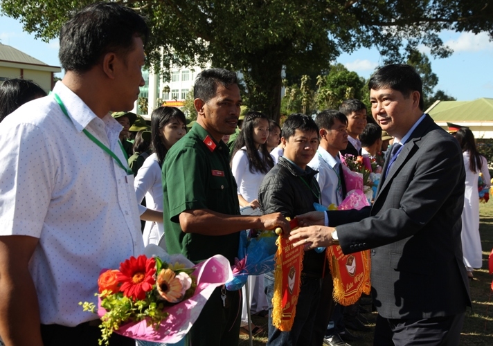 Giám đốc Sở GD-ĐT Phạm Đăng Khoa trao cờ lưu niệm và hoa tặng các đoàn tham gia hội thao.
