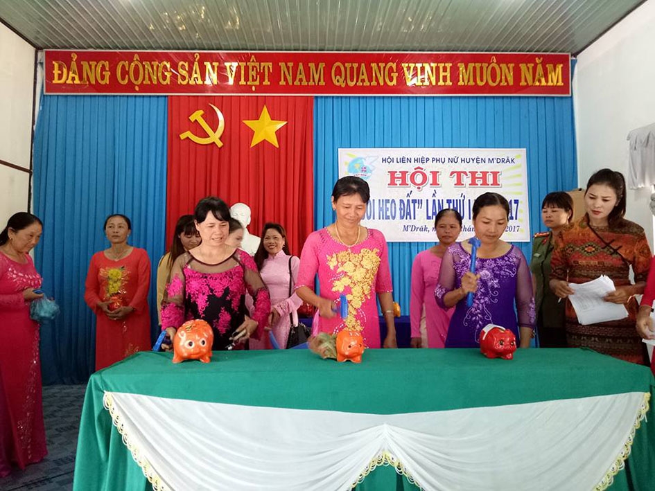 Hội LHPN huyện M'Đrắk đập heo đất góp vốn hỗ trợ phụ nữ nghèo. 