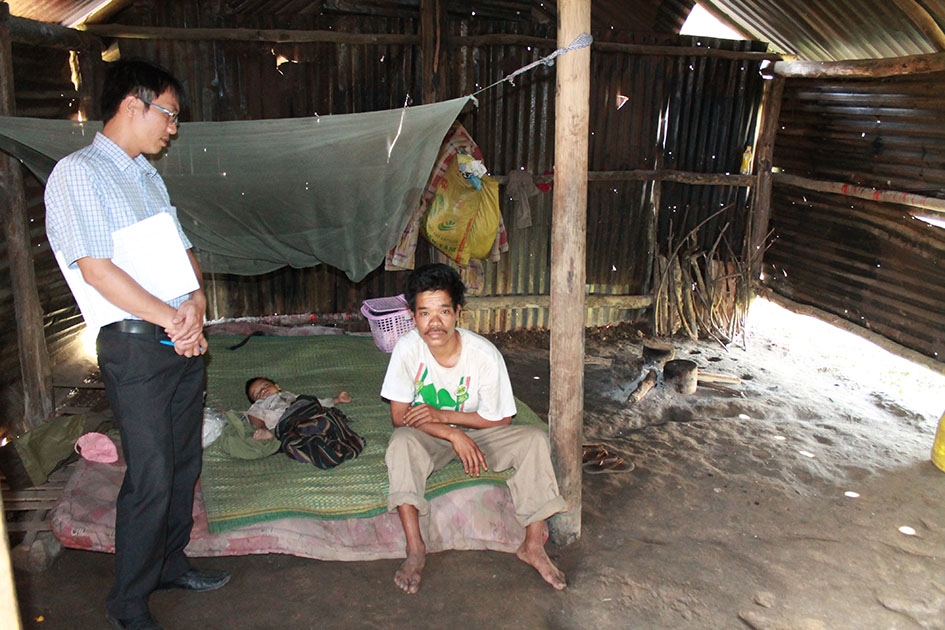 Căn nhà tuềnh toàng của một hộ nghèo ở xã Nam Ka, huyện Lắk. 