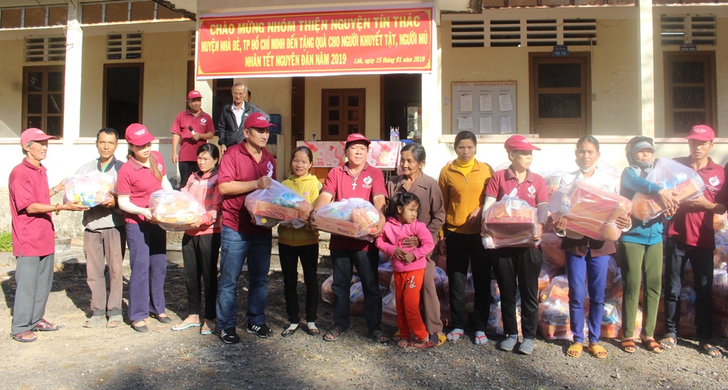 Sở Lao động - Thương binh và Xã hội phối hợp với Nhóm thiện nguyện Tín Thác (TP. Hồ Chí Minh) trao quà tặng người khuyết tật tại huyện Lắk.
