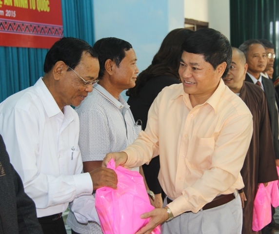 Phó Bí thư Thường trực Tỉnh ủy Phạm Minh Tấn tặng quà 
