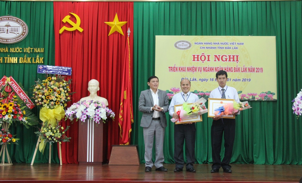 Phó Chủ tịch UBND tỉnh Nguyễn Tuấn Hà trao Bằng khen của Thống đốc Ngân hàng Nhà nước tặng các tập thể, cá nhân có thành tích xuất sắc