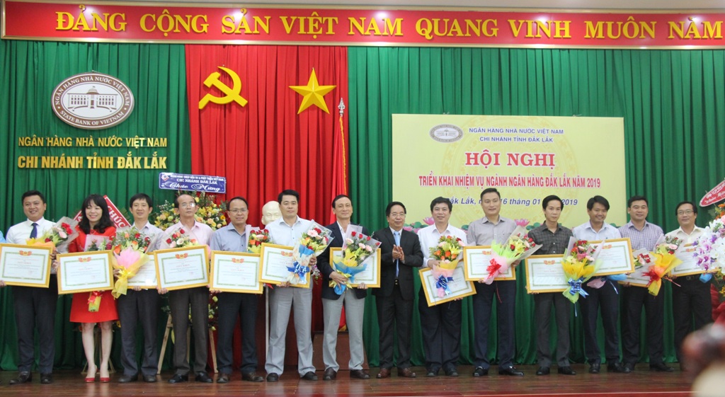 Giám đốc Ngân hàng Nhà nước chi nhánh Đắk Lắk Tăng Hải Châu tặng Giấy khen cho các tập thể có thành tích xuất sắc