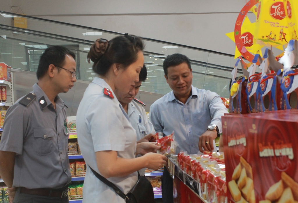 Đoàn kiểm tra liên ngành của tỉnh về an toàn thực phẩm kiểm tra chất lượng thực phẩm tại Siêu thị Co.op Mart Buôn Ma Thuột dịp Tết Trung thu 2018. 