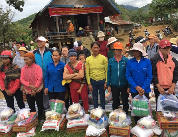  Các nhà hảo tâm trao quà Tết tặng hộ nghèo xã Yang Mao (huyện Krông Bông).